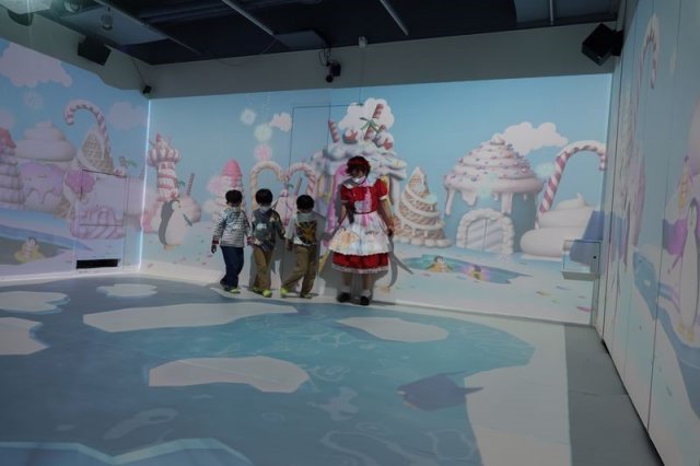 아이들이 물에 빠지지 않기 위해 조심해서 움직이는 중이다. 실수로 빙하 조각을 밟으면, 빙하 조각이 물 속으로 떨어지는 인터랙티브한 구조다, 출처=IT동아