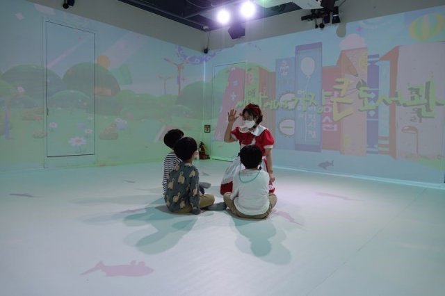 아이들이 3D 체험형 공간에서 콘텐츠를 체험하고 있다, 출처=IT동아