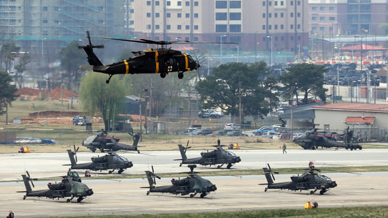 경기도 평택 소재 주한미군기지 ‘캠프 험프리스’에서 미군 헬기가 기동 중이다. 2022.4.18/뉴스1