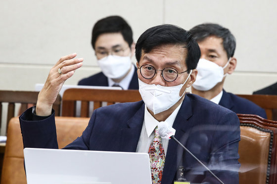 이창용 한국은행 총재 후보자가 19일 오전 서울 여의도 국회 기획재정위원회 전체회의실에서 열린 인사청문회에서 의원들의 질의에 답하고 있다. 2022.4.19 사진공동취재단