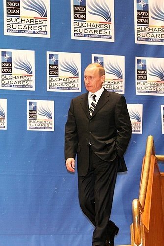 2008년 루마니아 수도 부쿠레슈티에서 열린 ‘러시아-북대서양조약기구 정상회의’에서 기자회견을 앞두고 푸틴이 걸어 나가고 있다. 크렘린궁 홈페이지