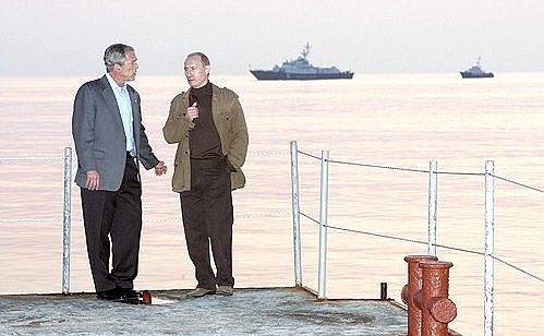 부쿠레슈티 나토 정상회의 직후 러시아 소치에서 미-러 정상회담을 위해 만난 부시(왼쪽)와 푸틴이 한 부둣가에서 대화 중이다. 크렘린궁 홈페이지