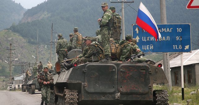2008년 8월 8일 조지아 내 친러시아 분리 지역인 남오세티야를 향해 러시아군 장갑차들이 이동하고 있다. 러시아군 옆으로 러시아 국기가 보인다. AP=뉴시스