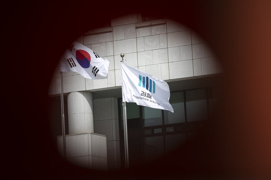 19일 서울 서초구 대검찰청에서 검찰 깃발이 바람에 날리고 있다. 2022.4.19/뉴스1