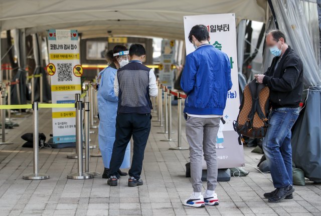 19일 오전 서울 중구 서울광장에 설치된 코로나19 임시선별검사소를 찾은 시민들이 의료진의 안내를 받고 있다. 서울=뉴시스