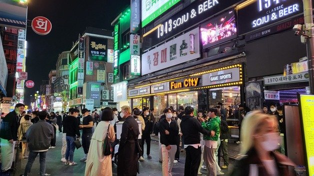 사회적 거리두기가 전면 해제되는 18일 0시를 넘긴 시간 서울 광진구 건대입구역 인근 거리가 북적이고 있다. 2022.4.18/뉴스1 © News1