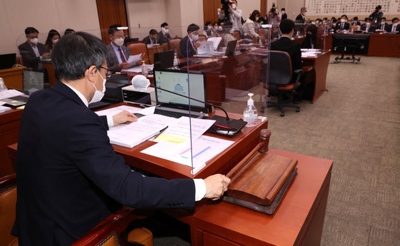 박주민 국회 법제사법위원회 1소위원장이 18일 저녁 서울 여의도 국회에서 열린 검찰청법과 형사소송법 등 ‘검수완박’ 관련 법사위 소위원회에서 의사봉을 두드리며 개회를 선언하고 있다. 사진공동취재단
