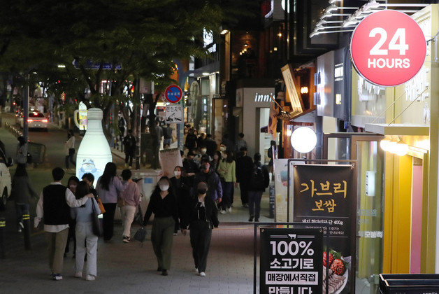 사회적 거리두기가 해제된 18일 저녁 서울 홍대거리의 한 음식점 입구에 24시간 영업을 알리는 간판에 불이 켜져있다. 2022.4.18/뉴스1