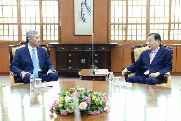 성 김 미국 국무부 대북특별대표(왼쪽)와 정의용 외교부 장관. (외교부 제공) © 뉴스1