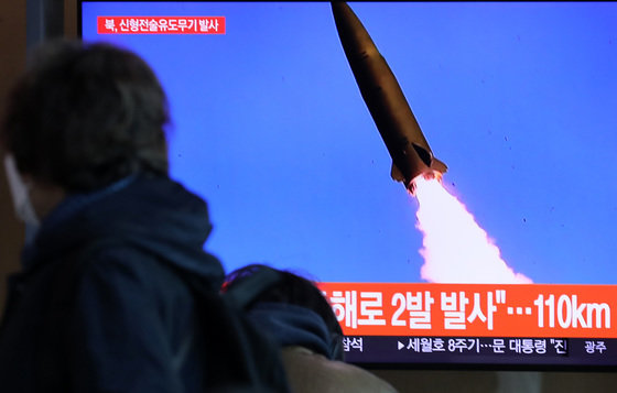 17일 오전 서울역 대합실에서 시민들이 북한의 신형전술유도무기 시험발사 관련 뉴스를 시청하고 있다. 2022.4.17/뉴스1 © News1