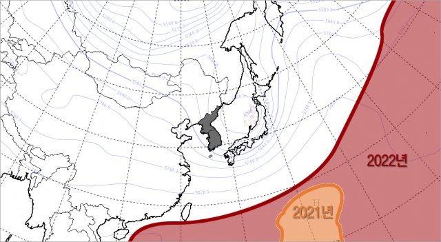2021년과 2022년 4월 18일 기준 북태평양고기압 세력 비교. 올해의 북태평양 고기압 세력이 지난해보다 강한 것을 볼 수 있습니다. 자료: 기상청