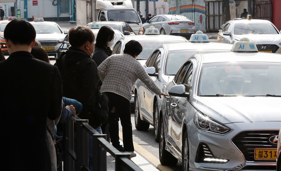 서울 중구 서울역 인근 택시 승강장에서 승객들이 택시에 탑승하고 있다. 2021.11.15/뉴스1 © News1