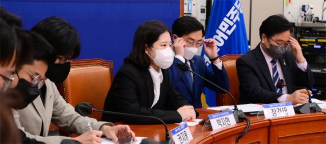 더불어민주당 박지현 공동비상대책위원장(오른쪽에서 세 번째)이 서울 여의도 국회에서 열린 청년 정치인을 위한 첫출마지원단 회의에서 모두발언을 하고 있다. 사진공동취재단