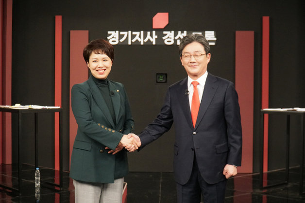 6·1지방선거 경기도지사 국민의힘 후보 자리를 놓고 김은혜(성남분당갑) 의원과 유승민 전 의원이 18일 TV토론으로 격돌했다.© 뉴스1