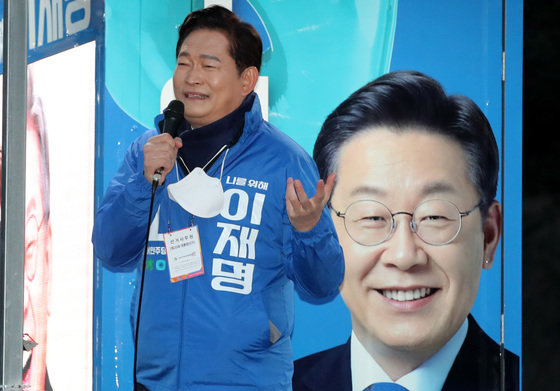 지난 2월 22일 송영길 더불어민주당 대표가 대전 정부청사역 사거리에서 이재명 대선 후보 지지를 호소하고 있다. © News1