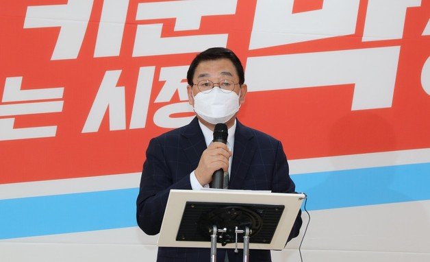 박성효 전 대전시장이 19일 서구 용문동 선거사무소에서 기자회견을 갖고 불출마를 선언하고 있다. ©뉴스1