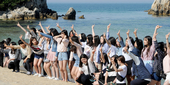 수학여행으로 동해시 추암해변을 찾은 서울 영파여고 학생들이 해변에서 즐거워 하고 있다. (자료사진) 2016.5.18/뉴스1 © News1