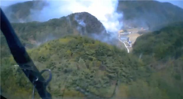 20일 오후 1시쯤 강원 영월군 북면 마차리에서 산불이 발생해 산림당국이 헬기와 대원을 투입, 진화에 나서고 있다. (산림청 중앙산불방지대책본부 제공) 2022.4.20/뉴스1