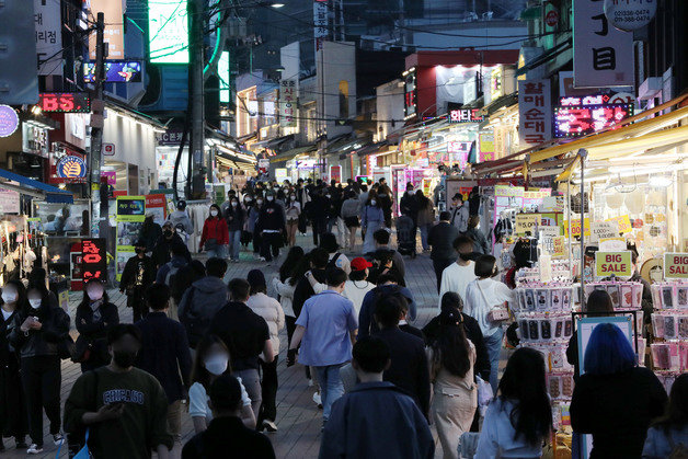 사회적 거리두기가 해제된 18일 저녁 서울 홍대거리가 시민들로 붐비고 있다.  © News1