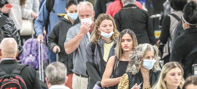 마스크 쓴 사람들 사이에 노마스크-턱스크 19일(현지 시간) 미국 하츠필드잭슨 애틀랜타 국제공항에서 마스크를 쓰거나 
쓰지 않은 승객들이 뒤섞여 보안검색대 앞에 줄 서 있다. 공항 측은 “(마스크 착용은) 직원 승객 방문객 모두에게 선택 
사항”이라고 공지했다. 전날 미국 플로리다주 연방판사가 대중교통 마스크 의무화 조치 연장을 무효화하는 결정을 내린 뒤 댈러스 
애틀랜타 로스앤젤레스 같은 대도시 공항은 마스크 착용 규칙을 바꾸고 있다. 애틀랜타=AP 뉴시스