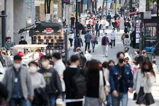 17일 서울 중구 명동 거리가 나들이를 나온 시민들로 북적이고 있다. 2022.4.17/뉴스1 © News1