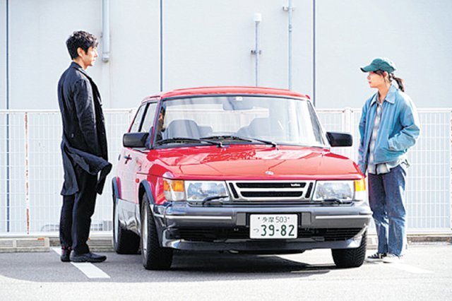 영화 ‘드라이브 마이 카’는 연출가 겸 배우 가후쿠(니시지마 히데토시·왼쪽)와 전속 운전사 미사키(미우라 도코)가 함께 마음의 상처를 치유하는 과정을 그렸다. 트리플픽쳐스·영화사조아 제공