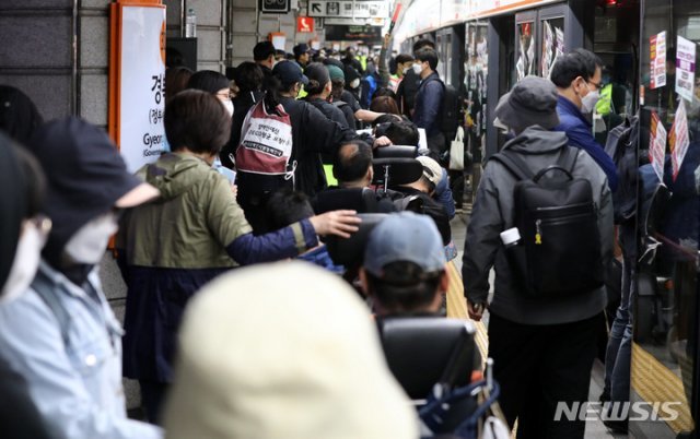 전국장애인차별철폐연대(전장연) 회원들이 21일 서울 종로구 지하철3호선 경복궁역에서 ‘출근길 지하철 타기’ 시위를 하고 있다. 
전장연에 따르면 시위는 이날 오전 7시부터 서울 지하철 3호선 경복궁역, 2호선 시청역, 5호선 광화문역 등 3곳에서 동시 
진행된다.  2022.04.21. [서울=뉴시스]