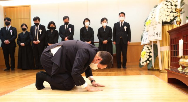 윤석열 대통령 당선인이 20일 저녁 서울 종로구 서울대병원 장례식장에 마련된 안철수 제20대 대통령직인수위원장 부친의 빈소를 찾아 조문을 하고 있다. 인수위사진기자단