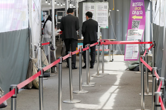 서울 중구 서울역 광장에 마련된 임시 선별검사소가 한산한 모습을 보이고 있다. 뉴스1