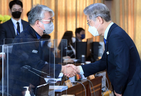 2021년 10월 20일 더불어민주당 대선 후보인 이재명 경기도지사가 수원 경기도청에서 열린 국회 국토교통위원회의 경기도에 대한 국정감사에서 조응천 민주당 간사와 악수하고 있다. 사진공동취재단