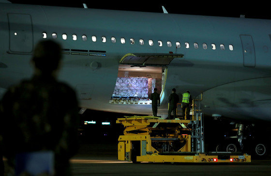 지난해 6월5일 얀센 백신이 경기도 성남 서울 공항에 도착하고 있다. 2021.6.5/뉴스1 © News1