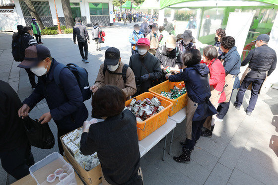8일 서울 종로구 탑골공원 원각사 무료급식소에서 어르신들이 무료급식을 받고 있다. 무료급식소 관계자는 최근 식재료 등 물가가 급격하게 올랐다며 어려움을 호소했다. 2022.4.8 뉴스1