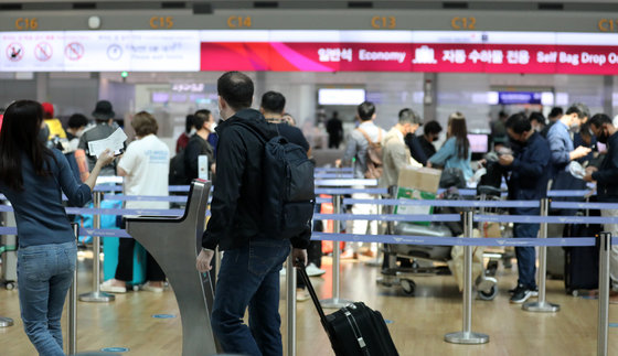 20일 인천국제공항 출국장 체크인 카운터가 붐비고 있다. © News1