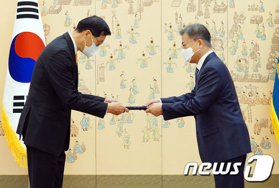 문재인 대통령이 21일 청와대에서 이창용 신임 한국은행 총재에게 임명장을 수여하고 있다.(청와대 제공) 뉴스1