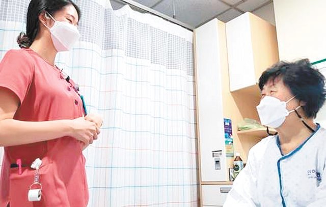 2월 인하대병원에서 복강경 우반결장절제술을 통해 대장암 수술을 받은 권순금 씨(오른쪽)가 간호사와 몸 상태에 대해 대화를 나누고 있다. 인하대병원 제공