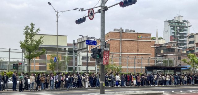전국장애인차별철폐연대(전장연)가 출근길 지하철 타기 시위를 재개한 21일 오전 3호선 녹번역 인근 버스정류장이 시민들로 붐비고 있다. 뉴시스