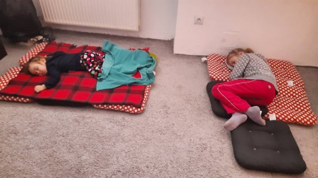 지난달 6일 티우텐코 씨의 8세, 1세 딸이 체코 프라하로 피란가기 전 경유한 폴란드 바르샤바의 한 임시 피란민 숙소에서 잠을 자고 있다. 올레나 티우텐코 씨 제공