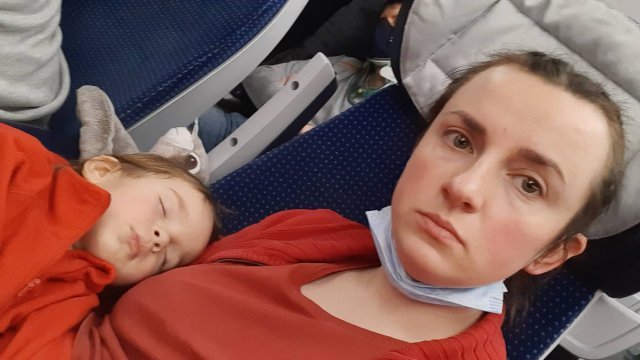 지난달 11일 폴란드 바르샤바에서 체코 프라하로 가는 비행기를 타고 있는 티우텐코 씨와 그의 품에 잠들어 있는 막내 딸.