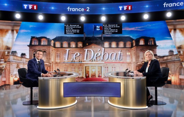 재선을 노리는 에마뉘엘 마크롱(왼쪽) 프랑스 대통령과 이에 맞서는 마린 르펜 국민연합 후보가 20일(현지시간) 파리 외곽에서 열린 TV 토론회에 참석해 토론 전 포즈를 취하고 있다. 2022.04.21. AP/뉴시스