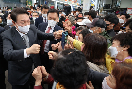 윤석열 대통령 당선인이 21일 오후 경남 창원시 마산어시장을 방문해 시민들에게 감사 인사를 하고 있다.(공동취재) 2022.4.21/뉴스1 © News1