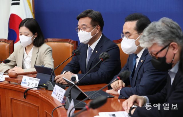 윤호중 더불어민주당 공동비상대책위원장이 20일 오전 서울 여의도 국회에서 열린 비상대책위원회의에서 모두발언을 하고 있다. 사진공동취재단