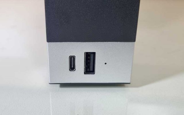 제품 전면의 USB-C 포트와 USB-A 포트 (출처=IT동아)