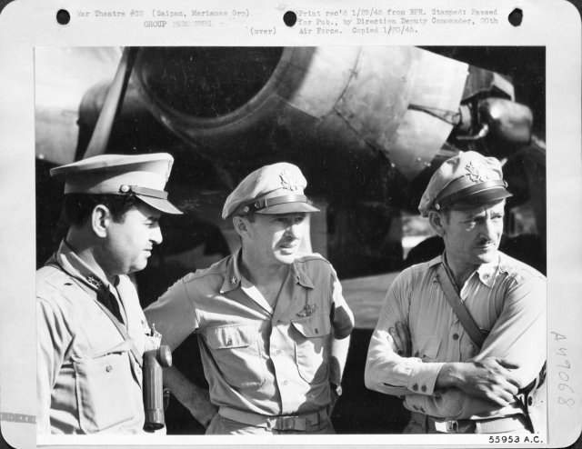 1945년 1월 제21 폭격기 부대의 사령관이 된 커티스 르메이 소장(사진 맨 왼쪽). 그는 폭격기를 이용해 정밀 타격을 하기보단
 광범위하게 폭격 공격을 하기로 결정했다. 제2차 세계대전 당시 공습 작전 중 가장 끔찍하다고 평가받는 ‘미팅하우스’ 작전으로, 
민간인이 살던 일본 도쿄의 건물은 대부분 처참하게 부서졌다. 김영사 제공 ⓒ Celeste Sloman