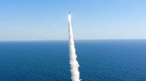 작년 9월 진행한 우리 군의 잠수함발사탄도미사일(SLBM)의 잠수함 발사시험. (국방부 제공) 2021.9.15/뉴스1