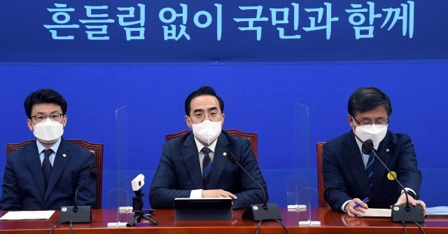 더불어민주당 박홍근 원내대표(가운데)가 21일 국회에서 열린 정책조정회의에서 발언을 하고 있다. 원대연기자 yeon72@donga.com