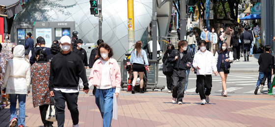 서울 마포구 홍대거리에서 시민들이 이동하고 있다./뉴스1 © News1