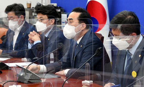 더불어민주당 박홍근 원내대표가 21일 국회에서 열린 정책조정회의에서 발언을 하고 있다. 사진공동취재단