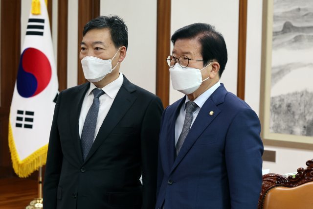 21일 국회 의장실에서 박병석 의장(오른쪽)과 김오수 검찰총장이 면담에 앞서 기념촬영을 하고 있다. 사진공동취재단