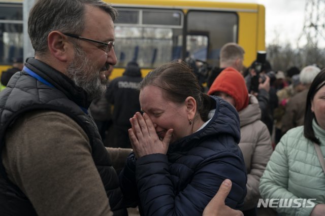 21일(현지시간) 우크라이나 마리우폴에서 러시아군의 공격을 피해 탈출한 여성이 자포리자 난민센터에 도착해 오열하고 있다. 2022.04.22. AP/뉴시스