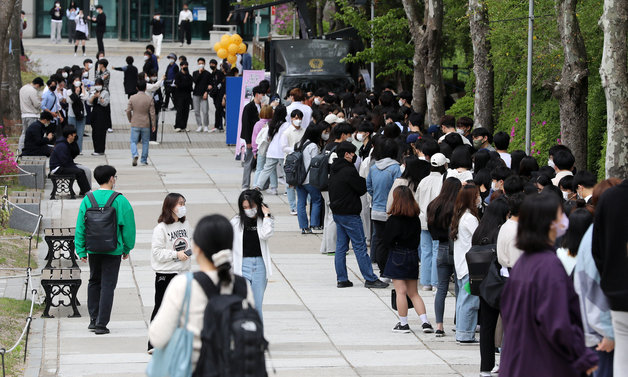 21일 오후 서울 성북구 국민대학교 성곡도서관 앞에서 진행된 이벤트에서 재학생들이 커피를 받기 위해 줄을 서 있다. 2022.4.21/뉴스1
